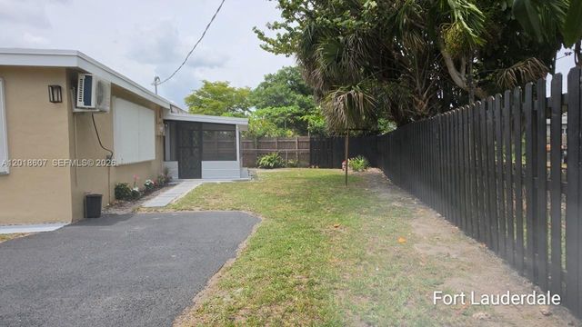 3401 NW 7th St, Lauderhill, FL 33311