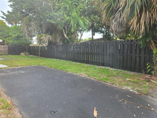 3401 NW 7th St, Lauderhill, FL 33311