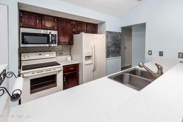 10247 PINE BREEZE Road W, Jacksonville, FL 32257