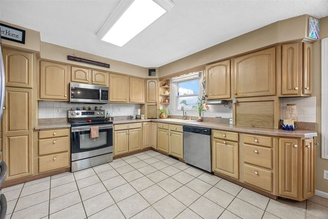 790 Leslie Court, Robins, IA 52328