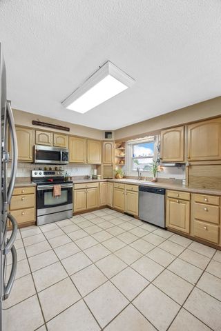 790 Leslie Court, Robins, IA 52328