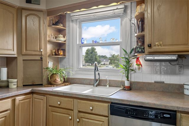 790 Leslie Court, Robins, IA 52328