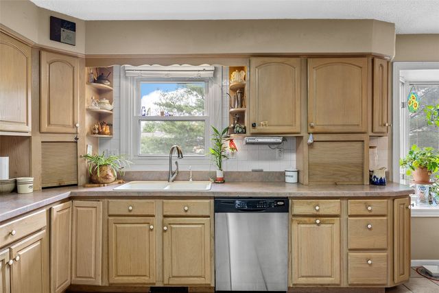 790 Leslie Court, Robins, IA 52328