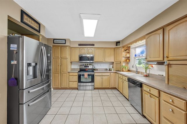 790 Leslie Court, Robins, IA 52328