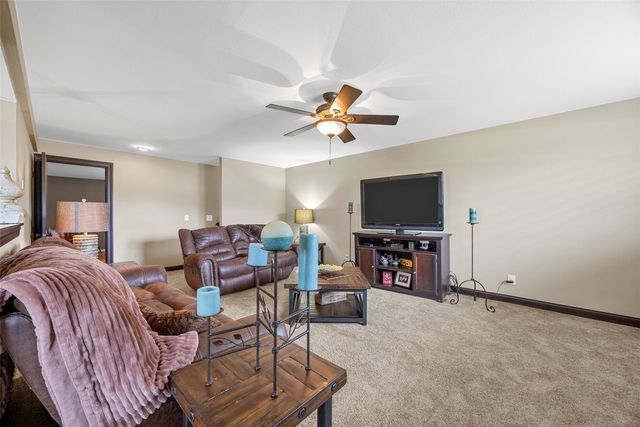 790 Leslie Court, Robins, IA 52328
