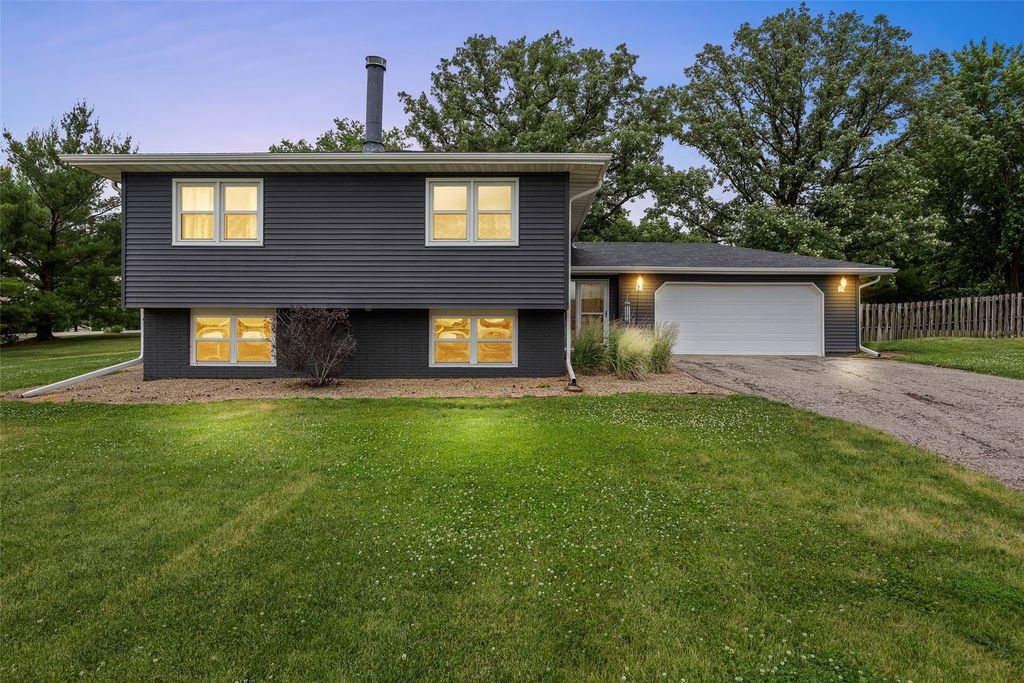 790 Leslie Court, Robins, IA 52328