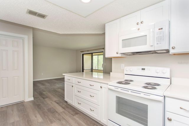 513 FAIRWAYS CIRCLE B, Ocala, FL 34472