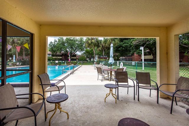 513 FAIRWAYS CIRCLE B, Ocala, FL 34472