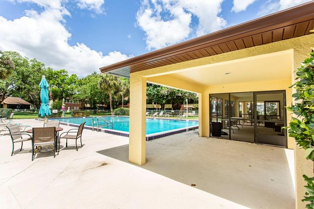 513 FAIRWAYS CIRCLE B, Ocala, FL 34472