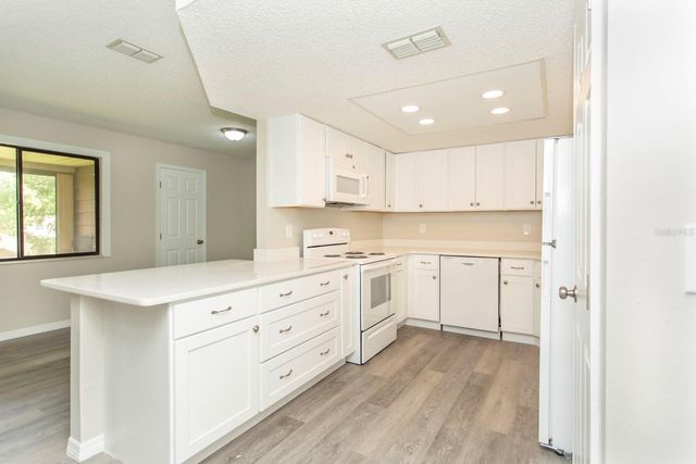 513 FAIRWAYS CIRCLE B, Ocala, FL 34472