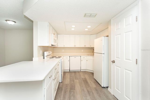 513 FAIRWAYS CIRCLE B, Ocala, FL 34472