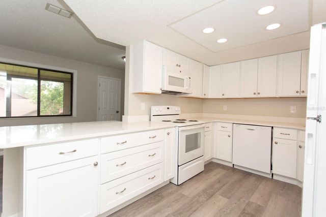 513 FAIRWAYS CIRCLE B, Ocala, FL 34472