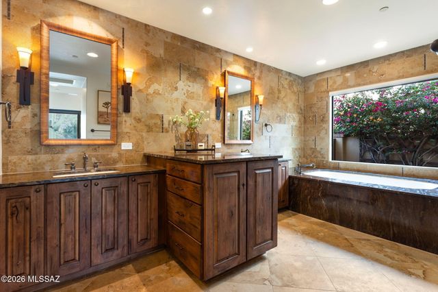 6067 W Seven Saguaros Circle, Marana, AZ 85658