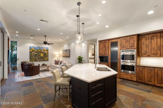 6067 W Seven Saguaros Circle, Marana, AZ 85658