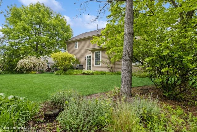 5 N Chestnut Court, Hawthorn Woods, IL 60047