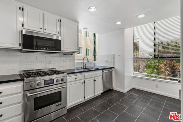 500 S BARRINGTON Avenue 2, Los Angeles, CA 90049