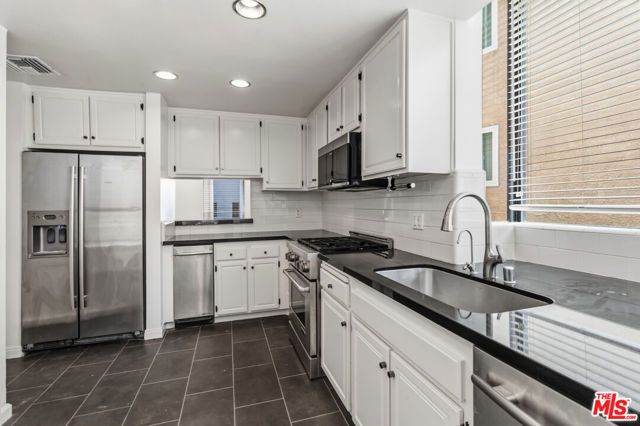 500 S BARRINGTON Avenue 2, Los Angeles, CA 90049