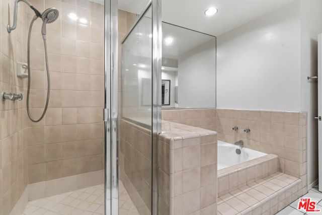 500 S BARRINGTON Avenue 2, Los Angeles, CA 90049