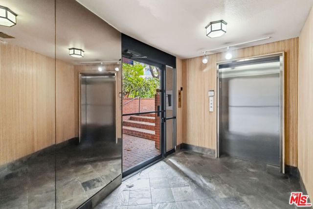 500 S BARRINGTON Avenue 2, Los Angeles, CA 90049