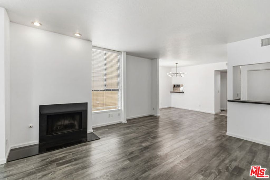 500 S BARRINGTON Avenue 2, Los Angeles, CA 90049
