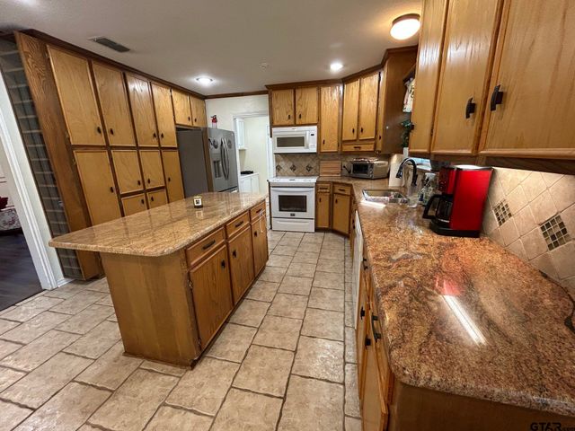 808 Elaine Dr, Tyler, TX 75703