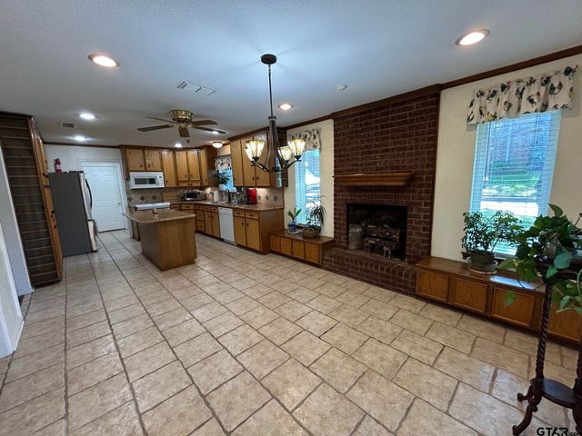 808 Elaine Dr, Tyler, TX 75703