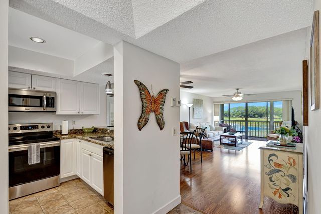 348 Brackenwood Circle, Palm Beach Gardens, FL 33418