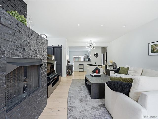 3227 Camden Drive, Troy, MI 48084