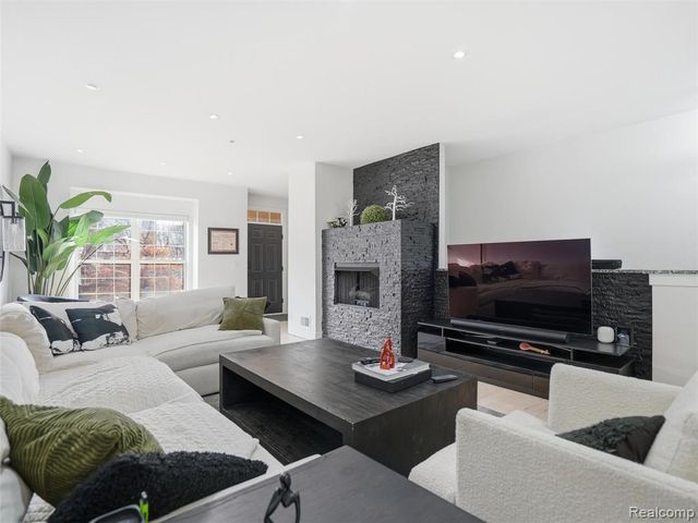 3227 Camden Drive, Troy, MI 48084