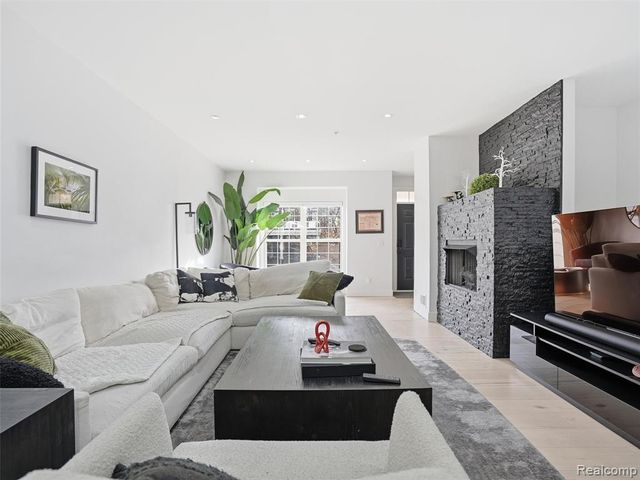 3227 Camden Drive, Troy, MI 48084