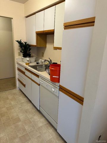 29830 W 12 Mile Road 312, Farmington Hills, MI 48334