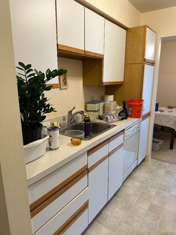 29830 W 12 Mile Road 312, Farmington Hills, MI 48334