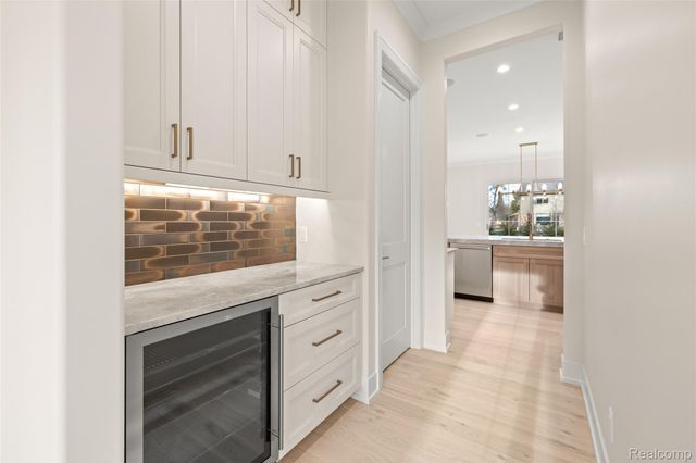 2802 HEATHFIELD Road, Bloomfield Charter Township, MI 48301