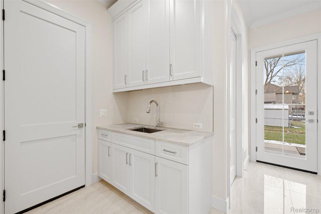 2802 HEATHFIELD Road, Bloomfield Charter Township, MI 48301