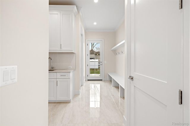 2802 HEATHFIELD Road, Bloomfield Charter Township, MI 48301