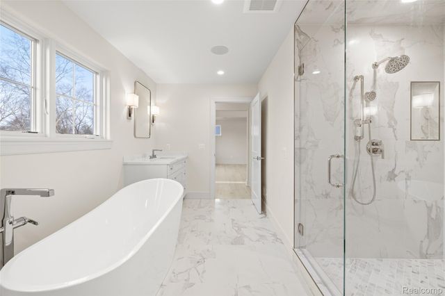 2802 HEATHFIELD Road, Bloomfield Charter Township, MI 48301