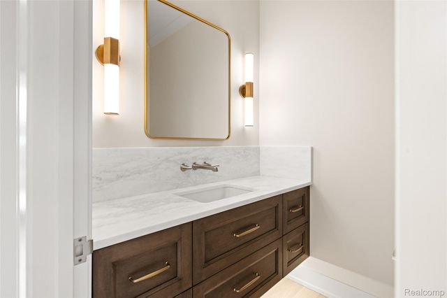 2802 HEATHFIELD Road, Bloomfield Charter Township, MI 48301