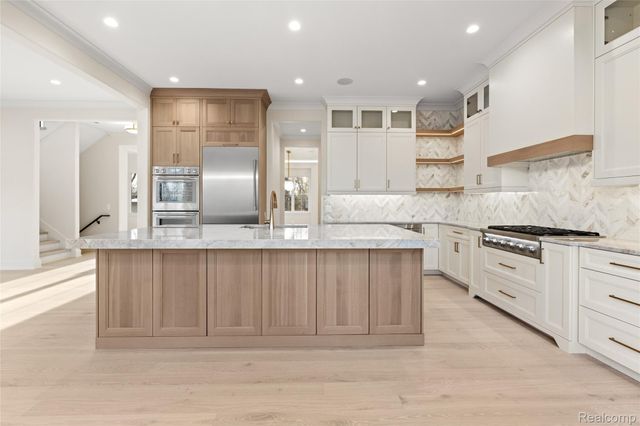 2802 HEATHFIELD Road, Bloomfield Charter Township, MI 48301