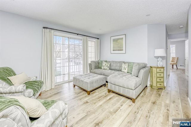 667 Juniper Way 667, Mahwah, NJ 07430