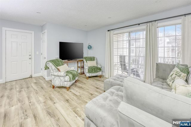667 Juniper Way 667, Mahwah, NJ 07430
