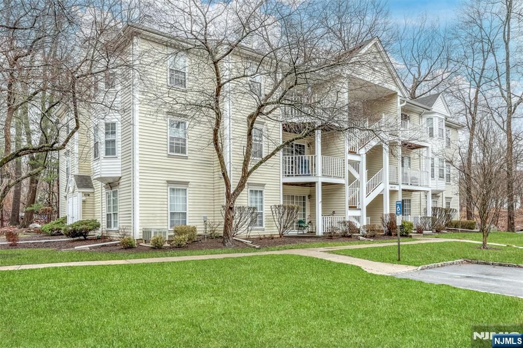 667 Juniper Way 667, Mahwah, NJ 07430