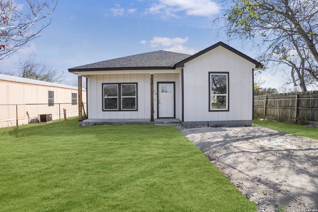 804 Peach, Jourdanton, TX 78026