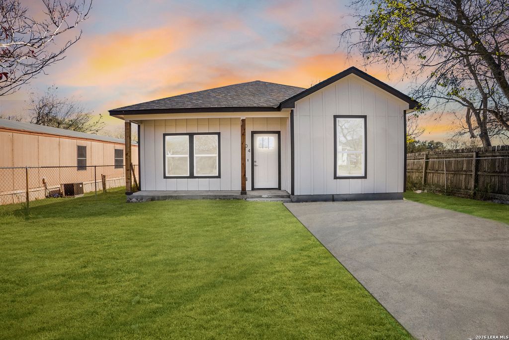 804 Peach, Jourdanton, TX 78026