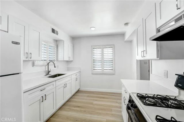 124 S Beachwood, Burbank, CA 91506