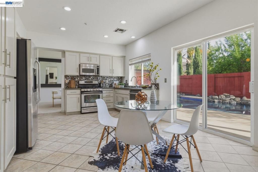 Image 12 of property listing at 5689 Mollie Cir, Livermore, CA 94551