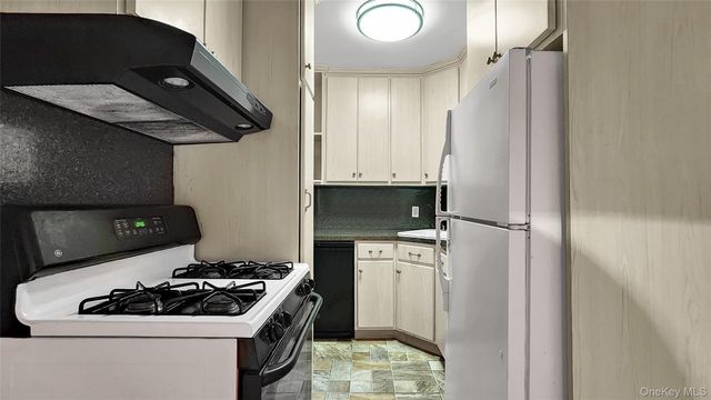 73-55 210th Street 4J, Oakland Gardens, NY 11364