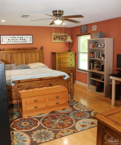 5540 Forest Hills Ln, Milton, FL 32570