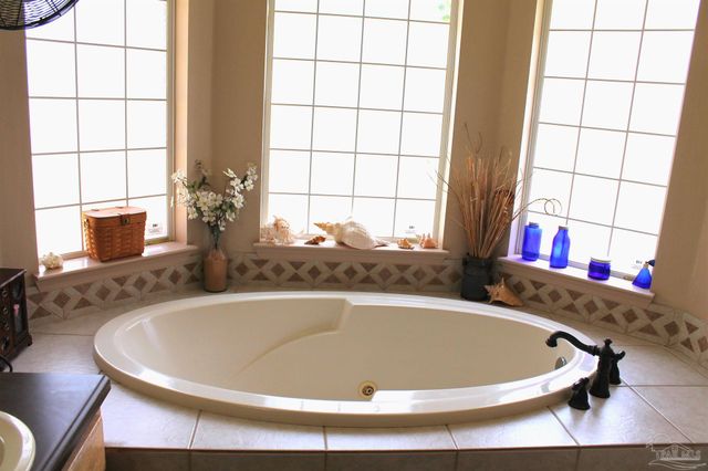 5540 Forest Hills Ln, Milton, FL 32570