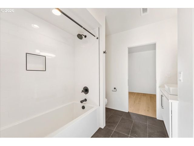 2268 Se DIVISION St, Portland, OR 97202