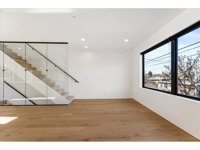 2268 Se DIVISION St, Portland, OR 97202